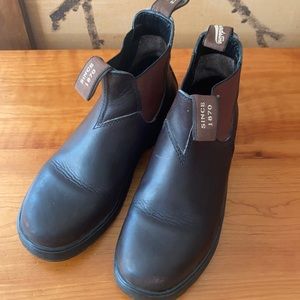 Women's Blundstone Chelsea boots Size 8